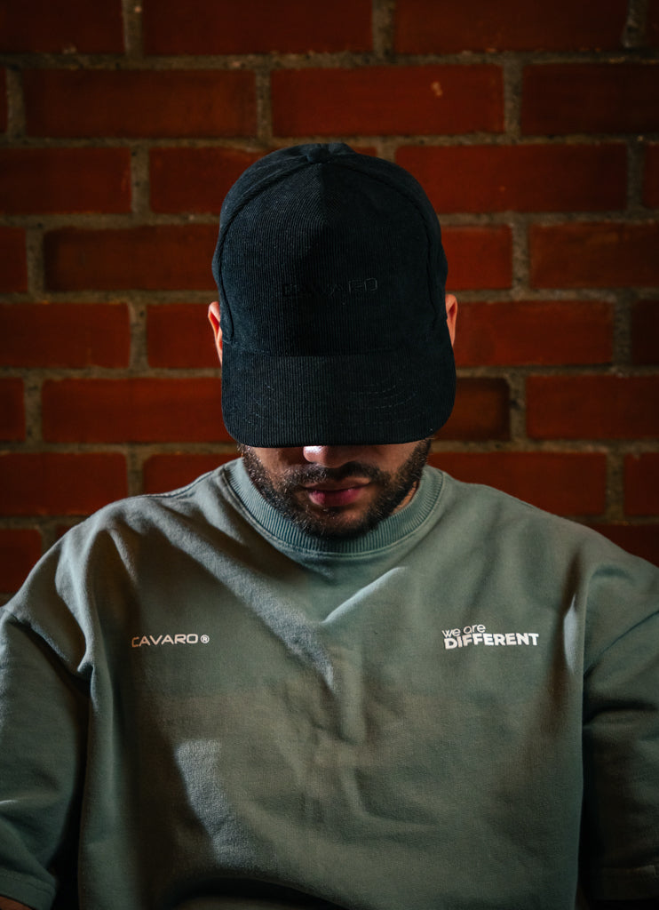 Gorra black we're different