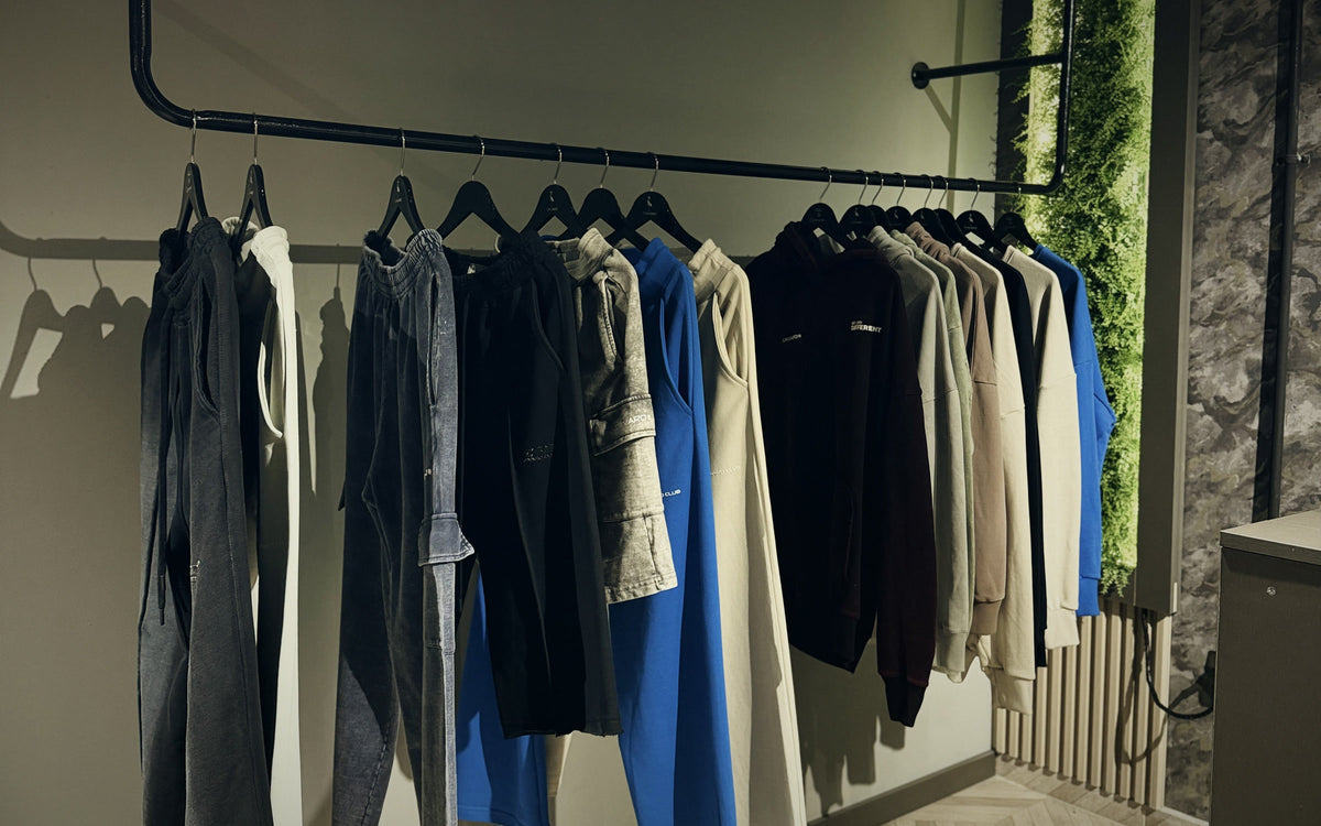 Perchero del Búnker de Cavaro con hoodies y pantalones
