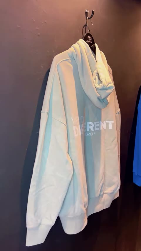 Hoodie We are different colgado en el Búnker